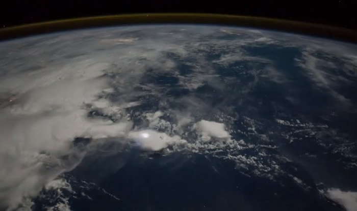 ���ʿռ�վ�Ա���µ���ӰƬ ��̫�����Ͽ����罻֯