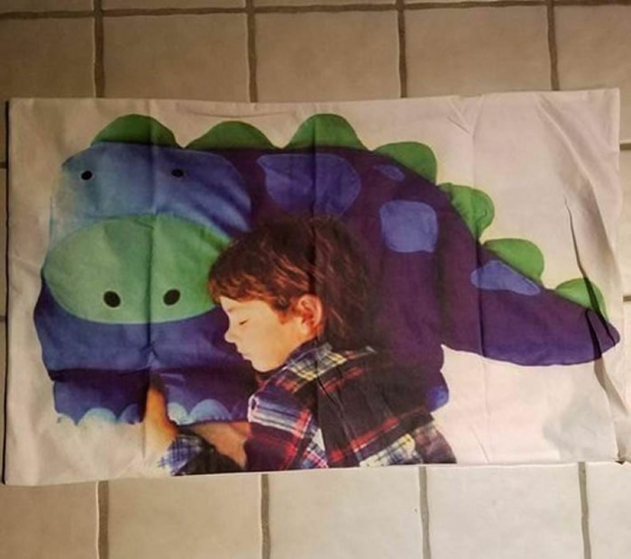 国外妇女在亚马逊网购“恐龙枕头” 结果连“男童”一起寄来了