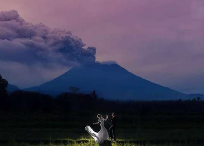 小赵和小诗在火山山脚拍摄婚纱照。