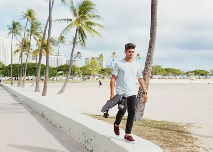 智能电动滑板携带方便。