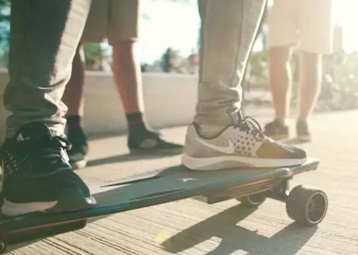 此滑板可自行判断用家在板上的动作。