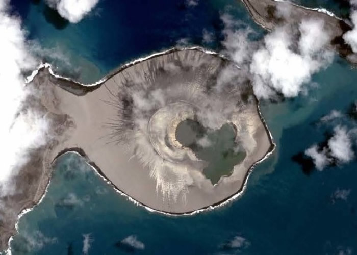 NASA研究大洋洲国家汤加海底火山爆发形成的鱼形小岛“Hunga Tonga”