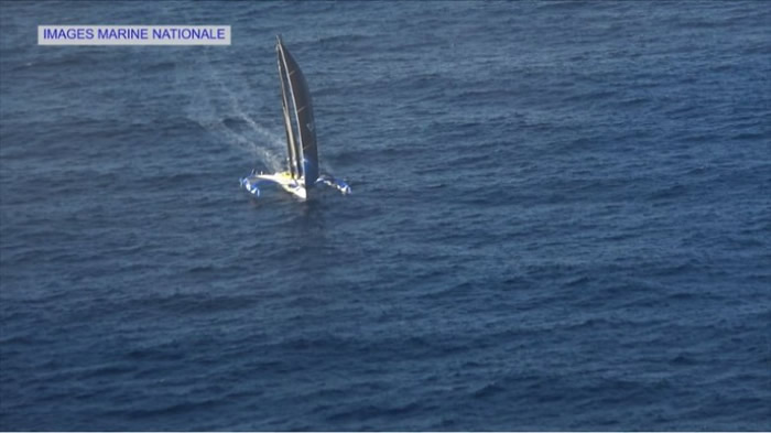 法国海军公布格尔巴尔特驾驶的三体帆船航行图片。