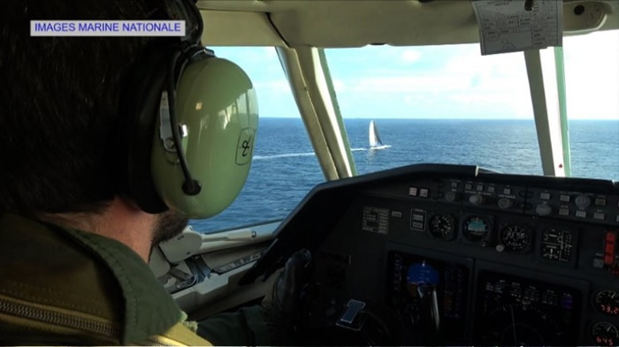 法国海军的飞机在高空监察。