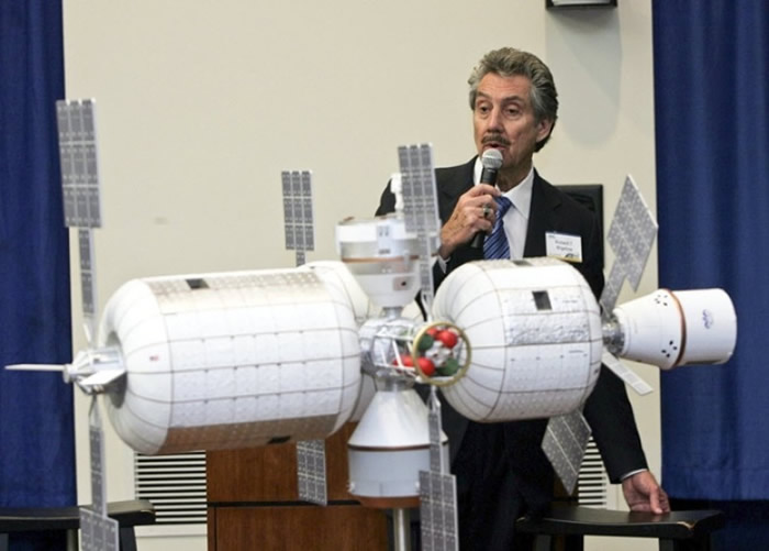 比奇洛曾表示深信有外星人存在。