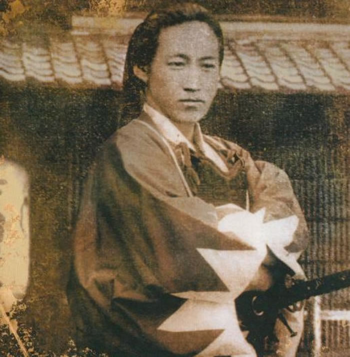 挺幕派的土方岁三(图)是新选组副长。