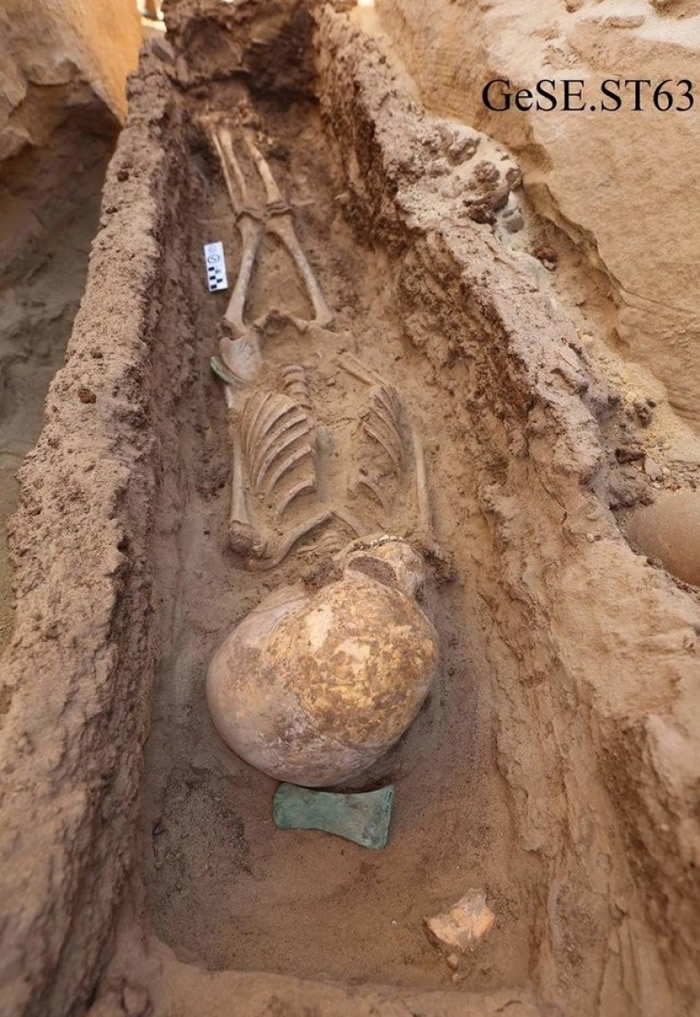 其中部分遗骸戴有饰物及护身符。