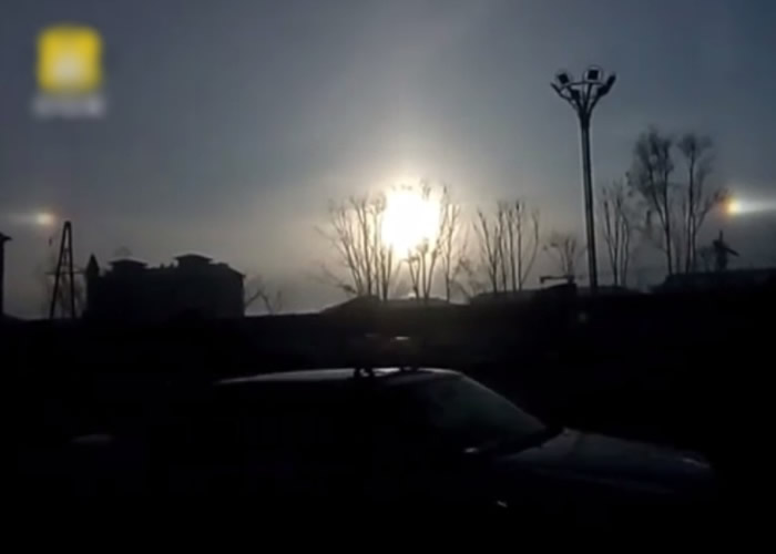 3个“太阳”并列天空,实为日晕景象。