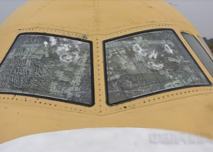 客机挡风玻璃碎裂。