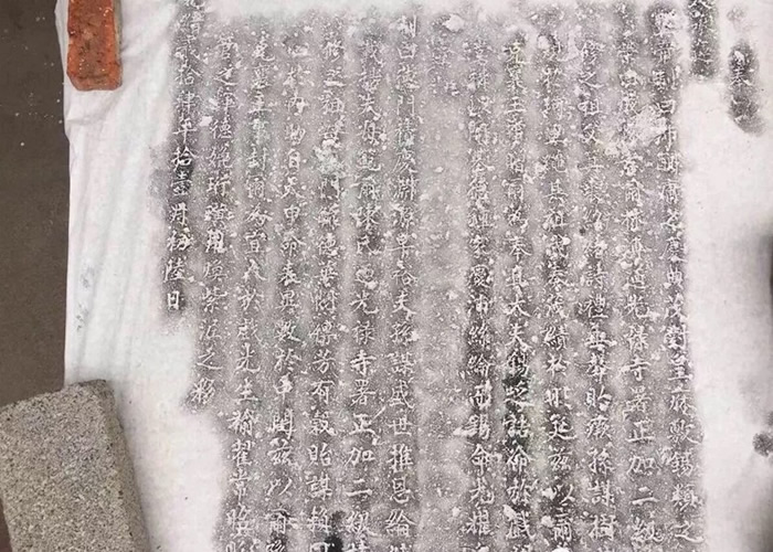 ר��ָʯ���ǽ�ּ�����⽫�ʵ۵�ʥּ���ݿ���ʯ��֮�ϡ�