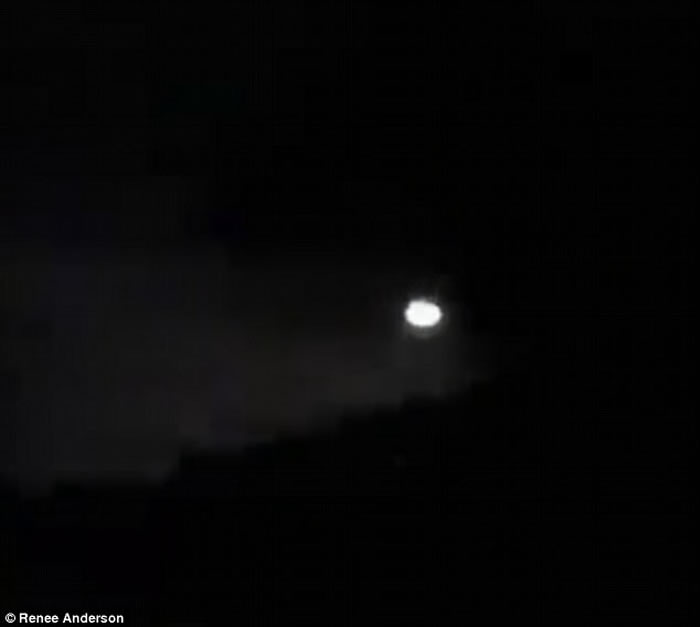UFO再访澳大利亚?阳光海岸夫妇目击夜空神秘光团