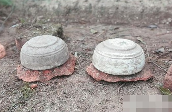 两个“瓷碗”为明代中晚期德化窑“猪油白”棺垫。