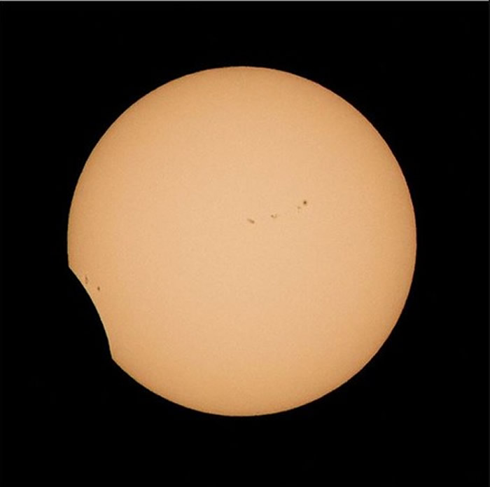 NASA公布第2名的照片,日全食。