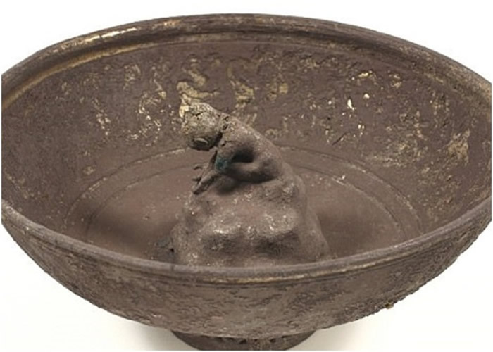 单从外表无法判断酒杯原来是“整蛊神器”。