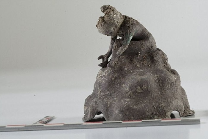 坦塔洛斯像下隐藏一条导管。