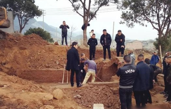 该座古墓主墓室的拱顶已被毁坏,只剩下一个空壳。