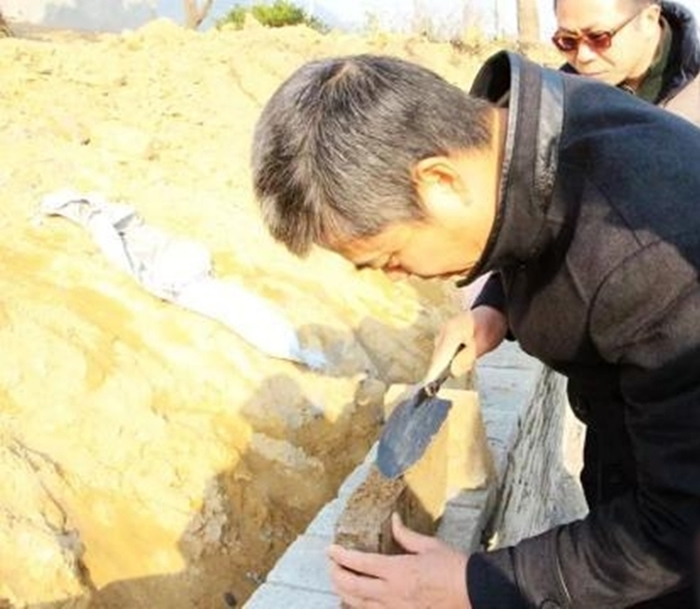 根据墓砖的花纹和烧制方式,可以初步判断是东晋时期的古墓。