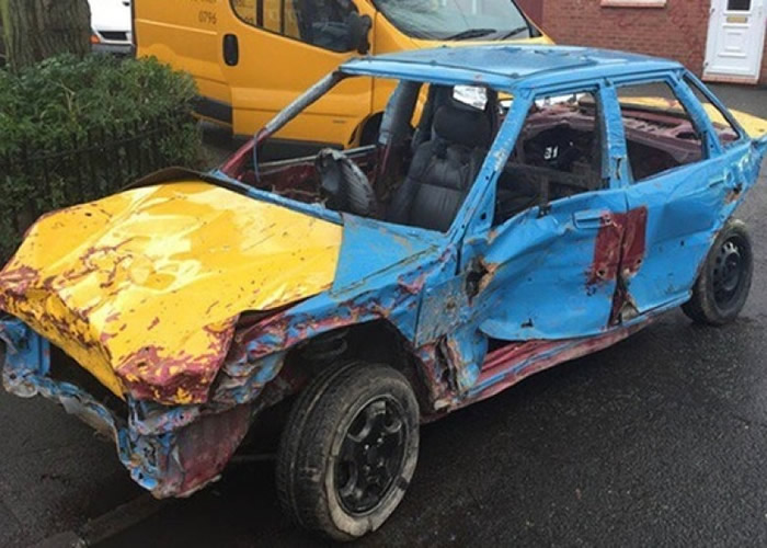 �������ܿ�������Ӣ���񿤾���·�Ͻ�ͣ�����ó�