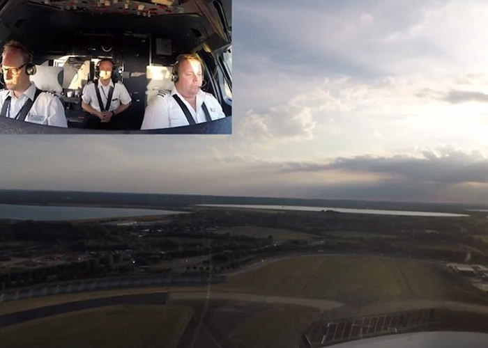 当飞机攀升时,已经可以一览机场附近的自然风光。