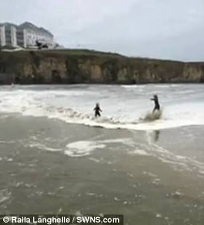 Ӣ�����ֶ���ɳ̲���� Ů���ձ�����