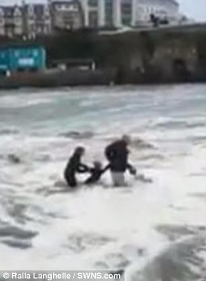 Ӣ�����ֶ���ɳ̲���� Ů���ձ�����