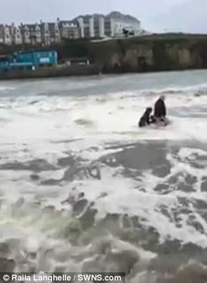 Ӣ�����ֶ���ɳ̲���� Ů���ձ�����