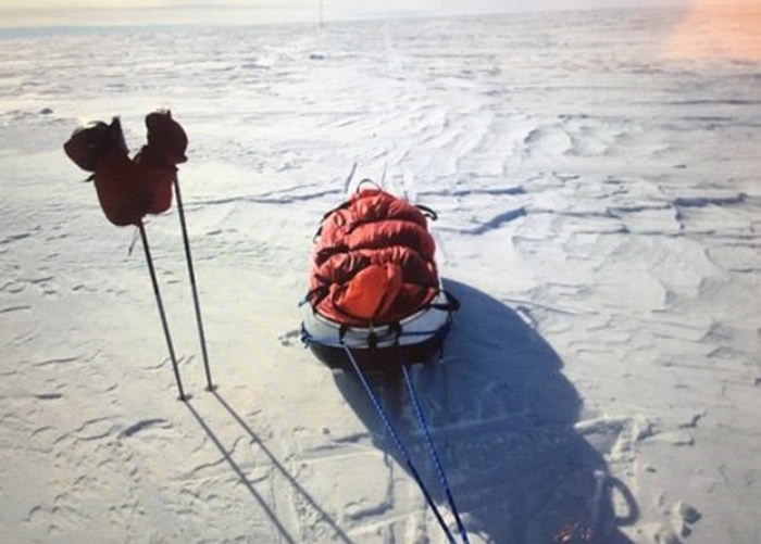 雪橇装载了食物、燃料、器材。