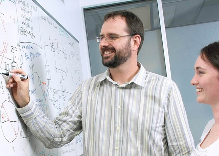 普赖德(左)指科学家日后可建立黑客无法入侵的超安全通讯网络。