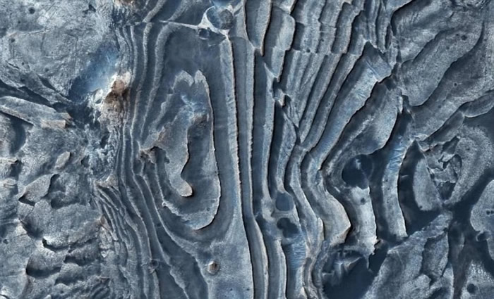 相同区域出现不寻常的蓝色。