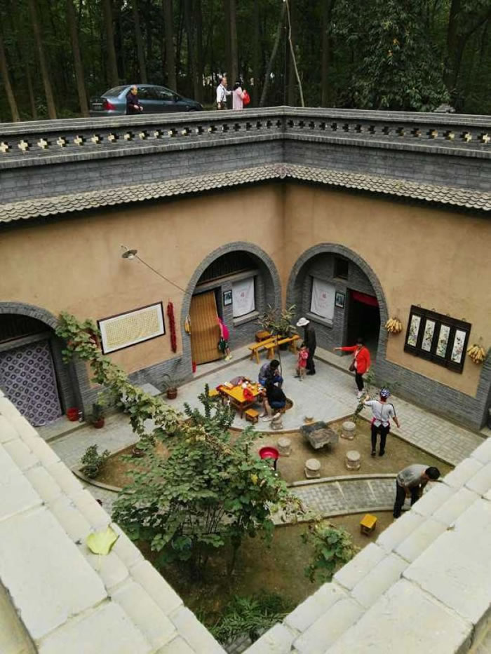 建筑除门窗外几乎不用建筑材料。