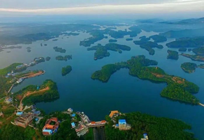 黑龙滩有“川西第一海”之称,蓄水量达3.6亿立方米。