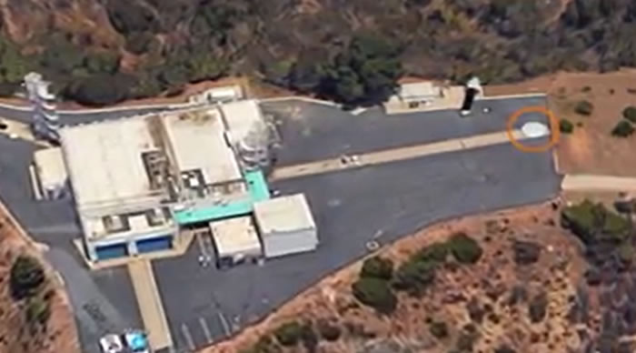 网民借助谷歌地球发现美国航空航天局(NASA)喷气推进实验室旁停着一架飞碟