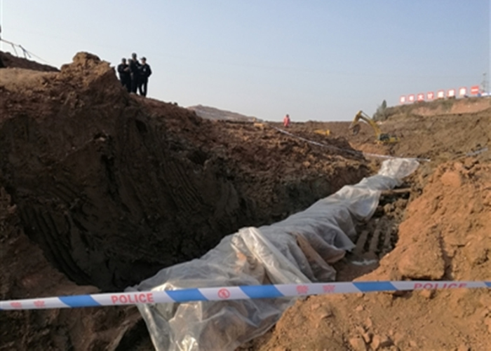 工人用胶布将古木盖好。