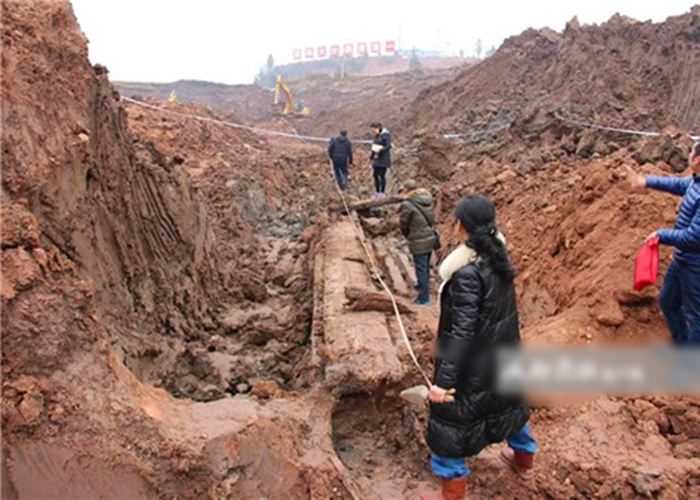 这截古木疑是是一座先秦时期的棺椁。