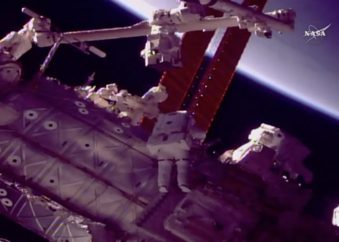 范德海(左)及丁格完成今年首次舱外活动。