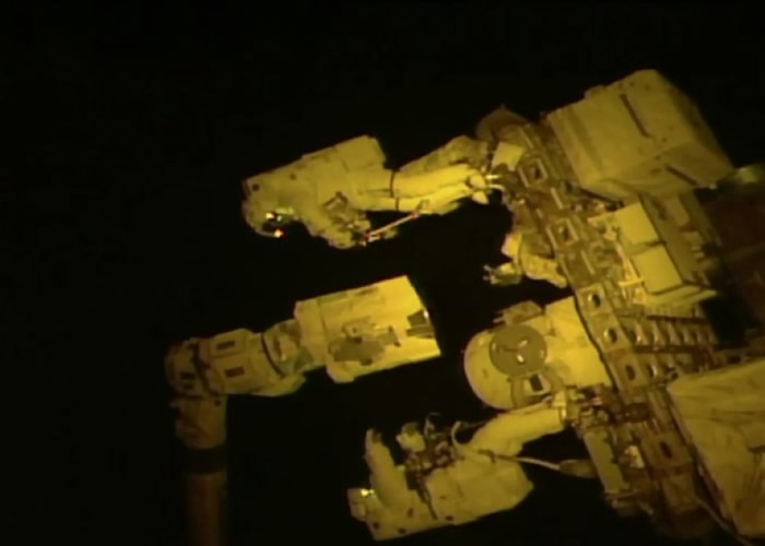 范德海(上)及丁格合力为国际空间站换上一只新机械夹。