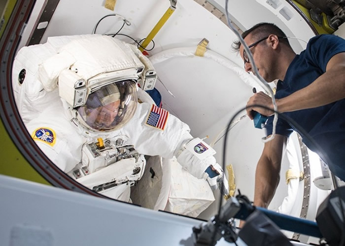 范德海(左)准备展开舱外活动。