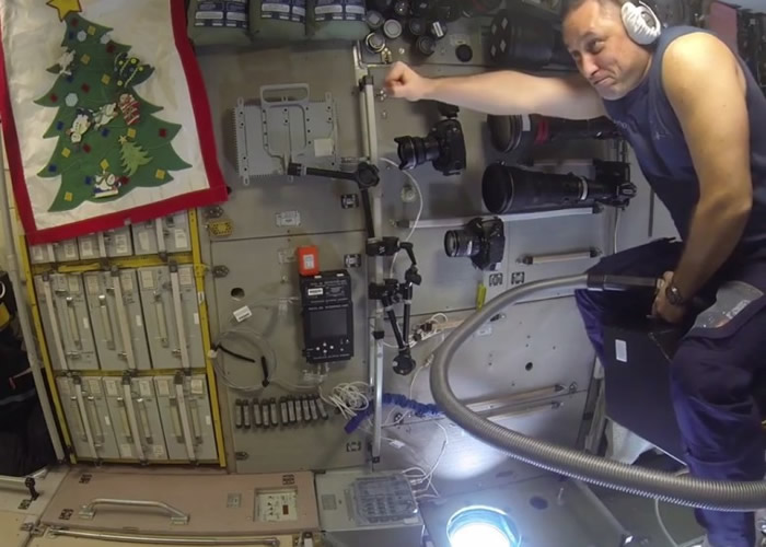 希卡普罗夫做出在ISS内骑吸尘机飞行的“创举”。