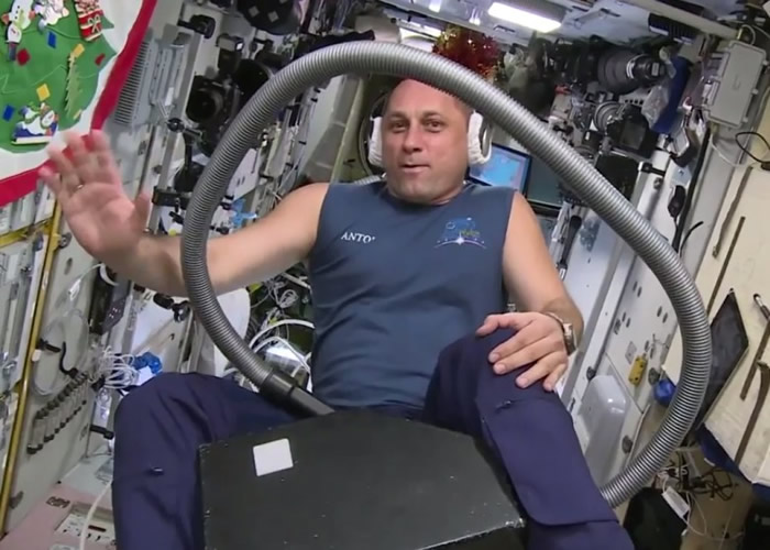 希卡普罗夫在吸尘机上左摇右摆,做出“高难度”动作。