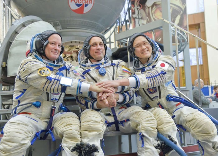 希卡普罗夫(中)现时与来自美国及日本的宇航员在ISS上工作。