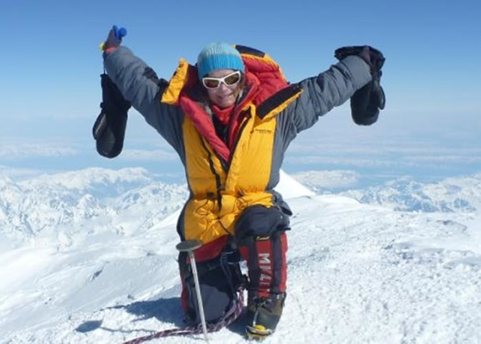 莎拉成为全球首名女性,征服各洲的最高山峰及火山。