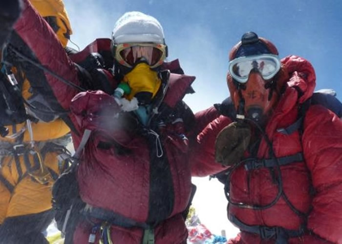 莎拉(左)的挑战令她到访全球不同地方。