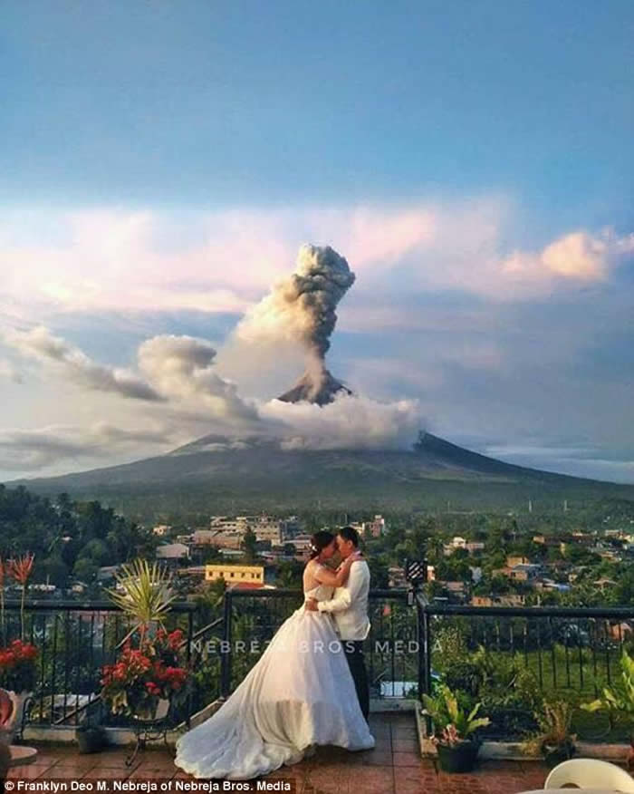 菲律宾马荣火山爆发 新婚夫妇拍婚照永留震撼一刻
