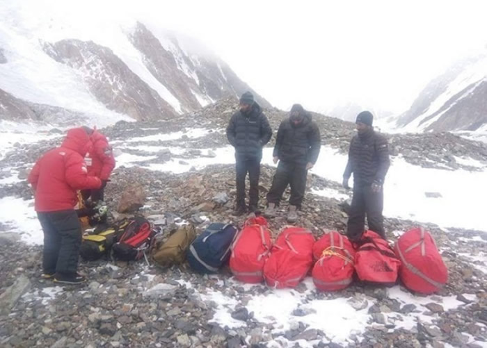 搜救人员准备上山。