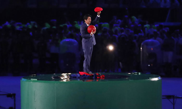 2016年8月,日本首相安倍晋三在里约热内卢夏季奥运会闭幕式上扮演成著名游戏角色超级马里奥,身着经典的蓝红色服装从