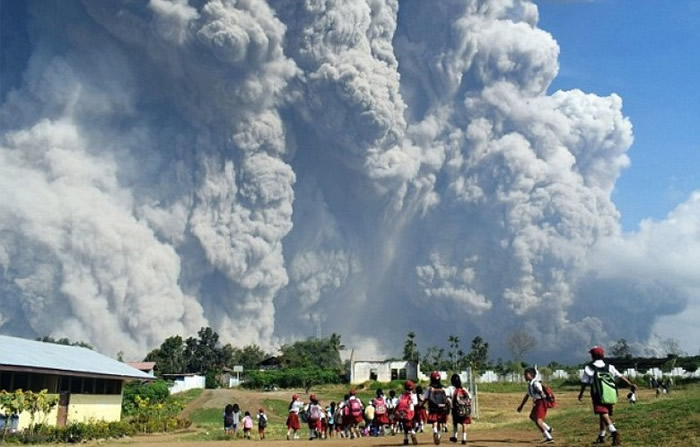火山灰直冲天际。