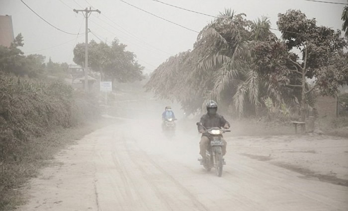 火山灰飘散。