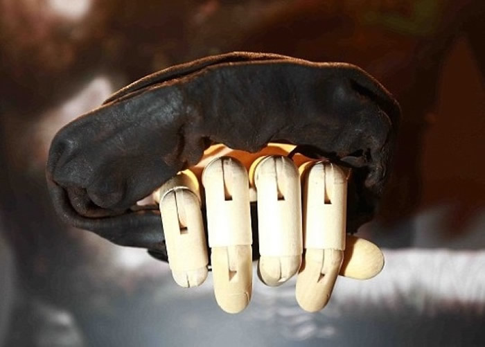 古罗马拳套是贴手设计,减少拳手指关节的冲击力。