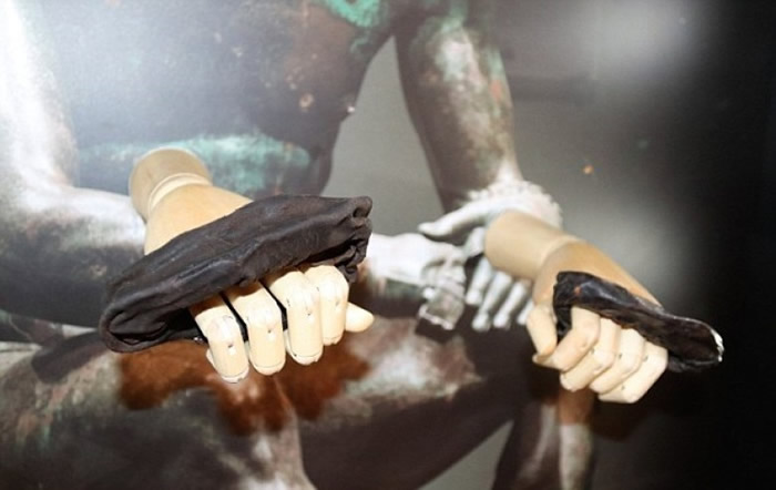 由于拳套埋在混凝土地板下方,因此保存良好。