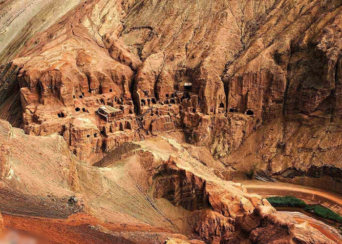 吐峪沟石窟保存了不少古代的佛经残本、绢画、陶器、雕塑等文物。(资料图片)